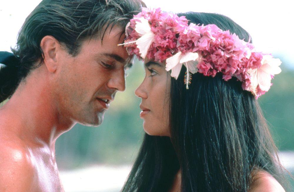 Fletcher Christian (Mel Gibson) and his Tahitian bride, Mauatua (Tevaite Vernette)
