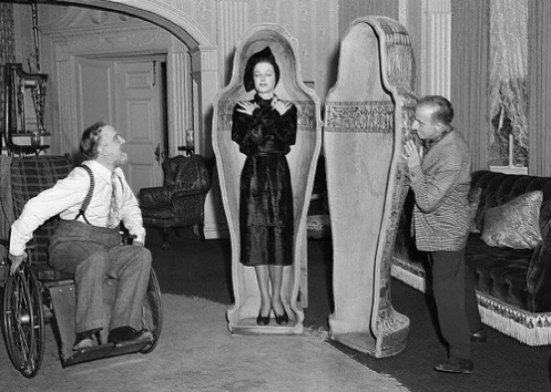 Sheridan Whiteside (Monty Woolley) and Banjo (Jimmy Durante) persuade Lorraine Sheldon (Ann Sheridan) to play mummy.