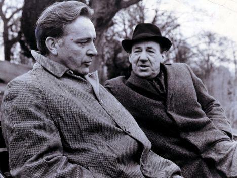 Alec Leamas (Richard Burton) meets with George Smiley (Rupert Davies) on a public bench.
